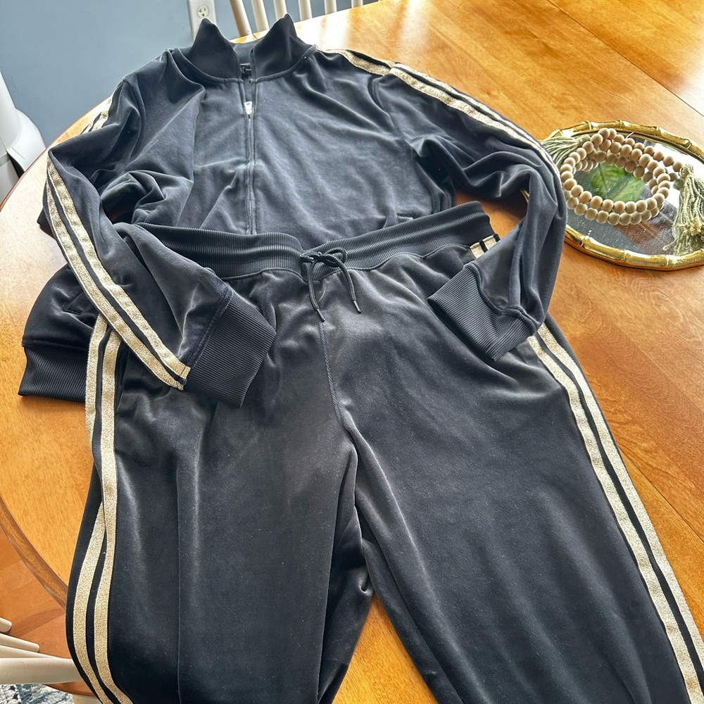 Black gold side 2 stripes gold track set.joggers.